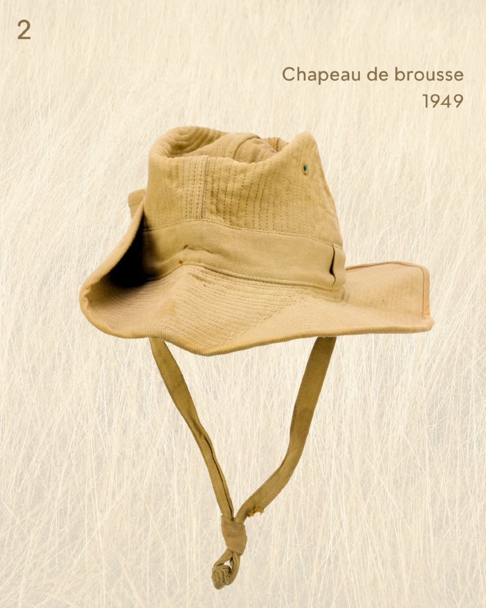 MuseeArmee's tweet image. [#Eté]🧢 Casquettes en toile, chapeaux de brousse…Avec l’arrivée des fortes chaleurs, partez à la découverte des couvre-chefs conservés dans les collections du musée de l’Armée !

🔹1. Chapeau de brousse outre-mer, modèle F2 bariolé sable – 1990
🔹2. Chapeau de brousse, modèle…