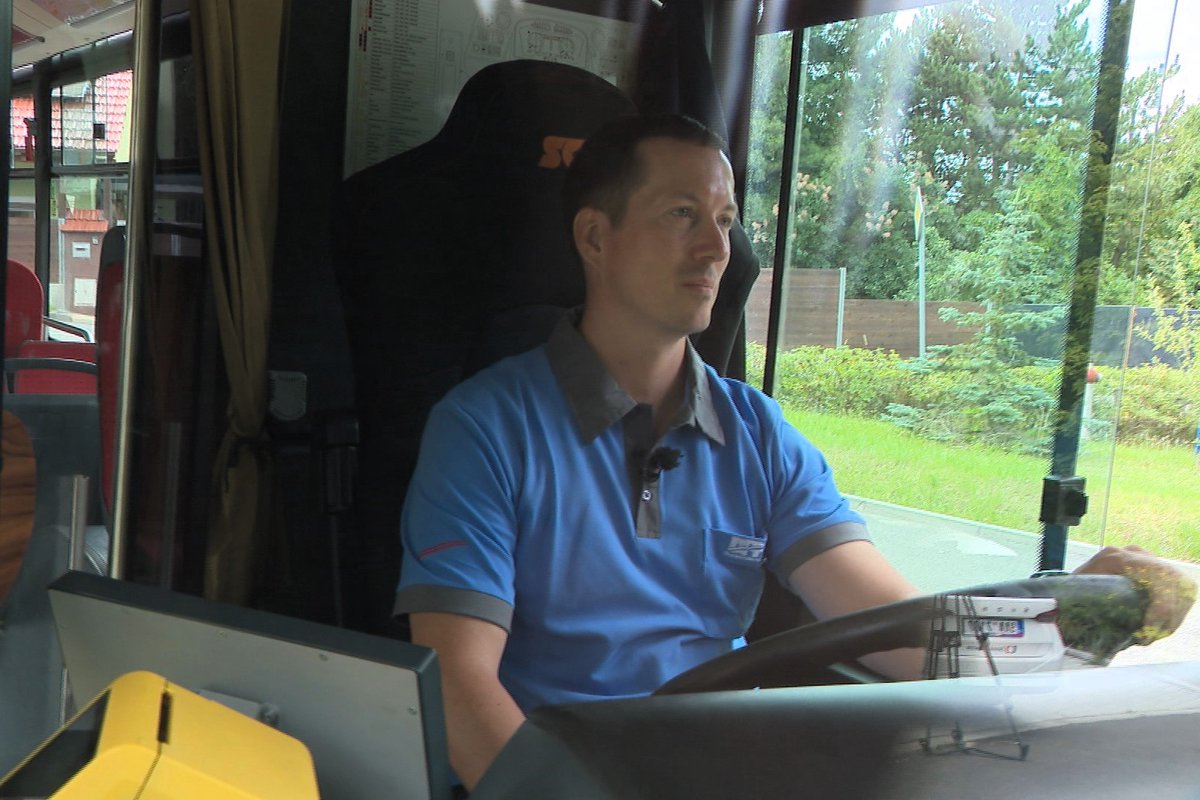 Hudba při řízení může zvýšit soustředění a snížit nehodovost – ukazuje to nová analýza <a href="/cdv_cz/">Centrum dopravního výzkumu, v. v. i.</a>. <a href="/DPMBofficial/">DPMB</a> přitom loni rádio řidičům zakázal – po nespokojených reakcích ale ustoupil. Výzkum taky ukázal, že rizikovější je mluvené slovo – odvádí pozornost. Víc v Událostech!