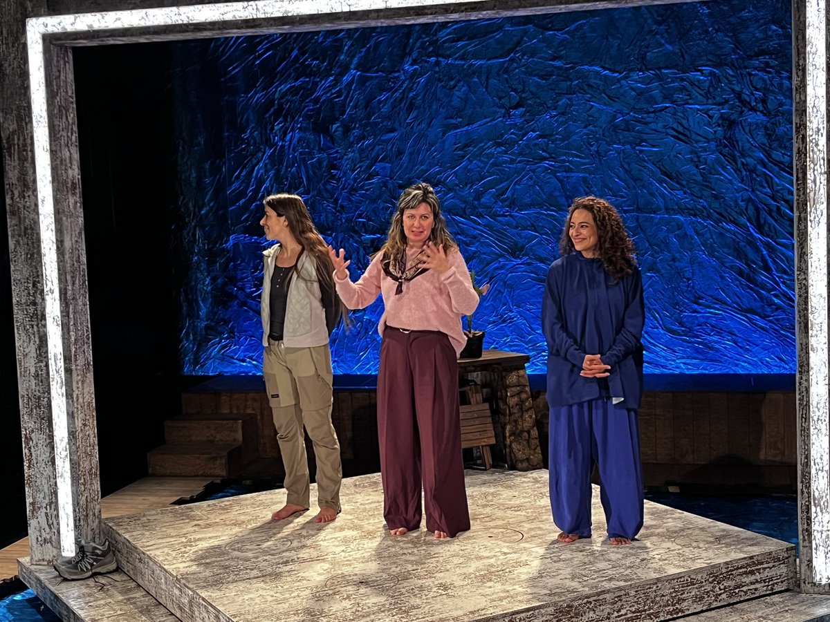 jorgeulisses's tweet photo. @lamaquinadtp #PorElMar
 “Hay que salvarse a una misma antes de salvar a los demás.”
Extraordinaria puesta en escena https://t.co/Lu5INWJOj4