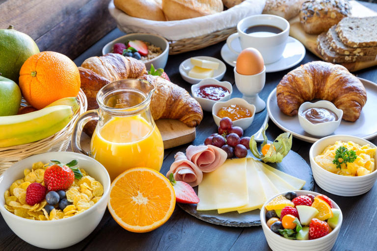 UTSWMedCenter's tweet image. Skipping protein at breakfast? That might be why you're reaching for sugary snacks later. #UTSW culinary medicine experts told @MSN how a low-protein breakfast can trigger cravings later in the day. bit.ly/3Ix38Cn #utswmed