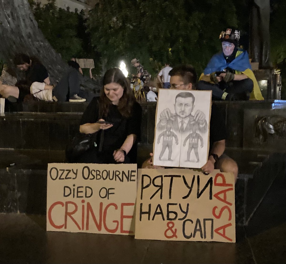DavidSmoljak's tweet image. Když jsme přijeli do Lvova, začaly demonstrace proti reorganizaci protikorupčních úřadů.
V rozhovoru pro 🇺🇦TV jsem ocenil, že při nich nikdo nešílel, nevyřvával přiblble o “fialovém hnusu” a neblouznil o změně režimu.
Radiační i emoční situace na Ukrajině zůstává normální. 😉