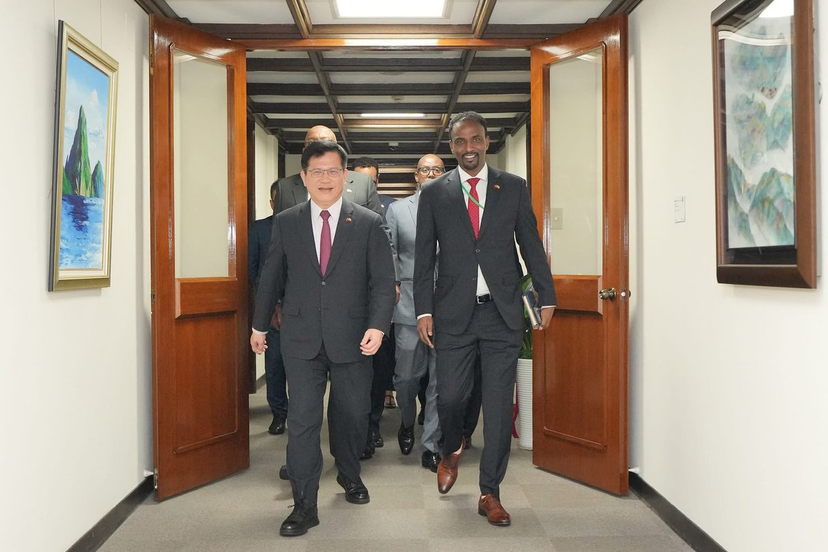 Taiwan_in_RSA's tweet image. This year marks the 5th anniversary of the establishment of mutual representative offices in #Taiwan and #Somaliland 🎂✨
MOFA Minister @chia_lung welcomed the Somaliland delegation led by H.E. Abdirahman Dahir Adam. 🫱🏼🫲🏾
Source of image: @MOFA_Taiwan