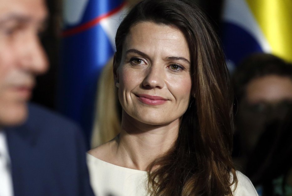 mlinarca's tweet image. Zdravnica je. In ni se javno vmešavala v covid krizo, ki jo je vodil njen mož. Verjamem, da je pozitivno vplivala nanj, a kolikor vem, nikdar ni posegala v politiko. Med tem nekatere, ki so brez delovnih izkušenj, vodijo politiko ljubimca, brez referenc in brez dobre mere.