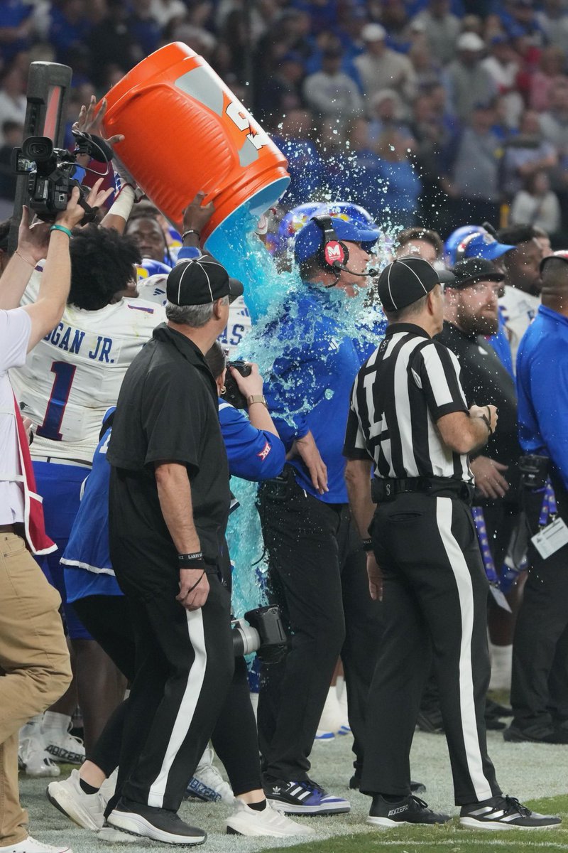 andyjshultz's tweet image. Only 22 Fridays before @RateBowl returns to @ChaseField on Fri., Dec. 26 with a 2:30 pm MT kickoff!
Flashback 2023: Gatorade bath following @KU_Football’s 49-36 win.
Photo: Fiesta Sports Foundation. @BowlSeason @Big12Conference @B1Gfootball