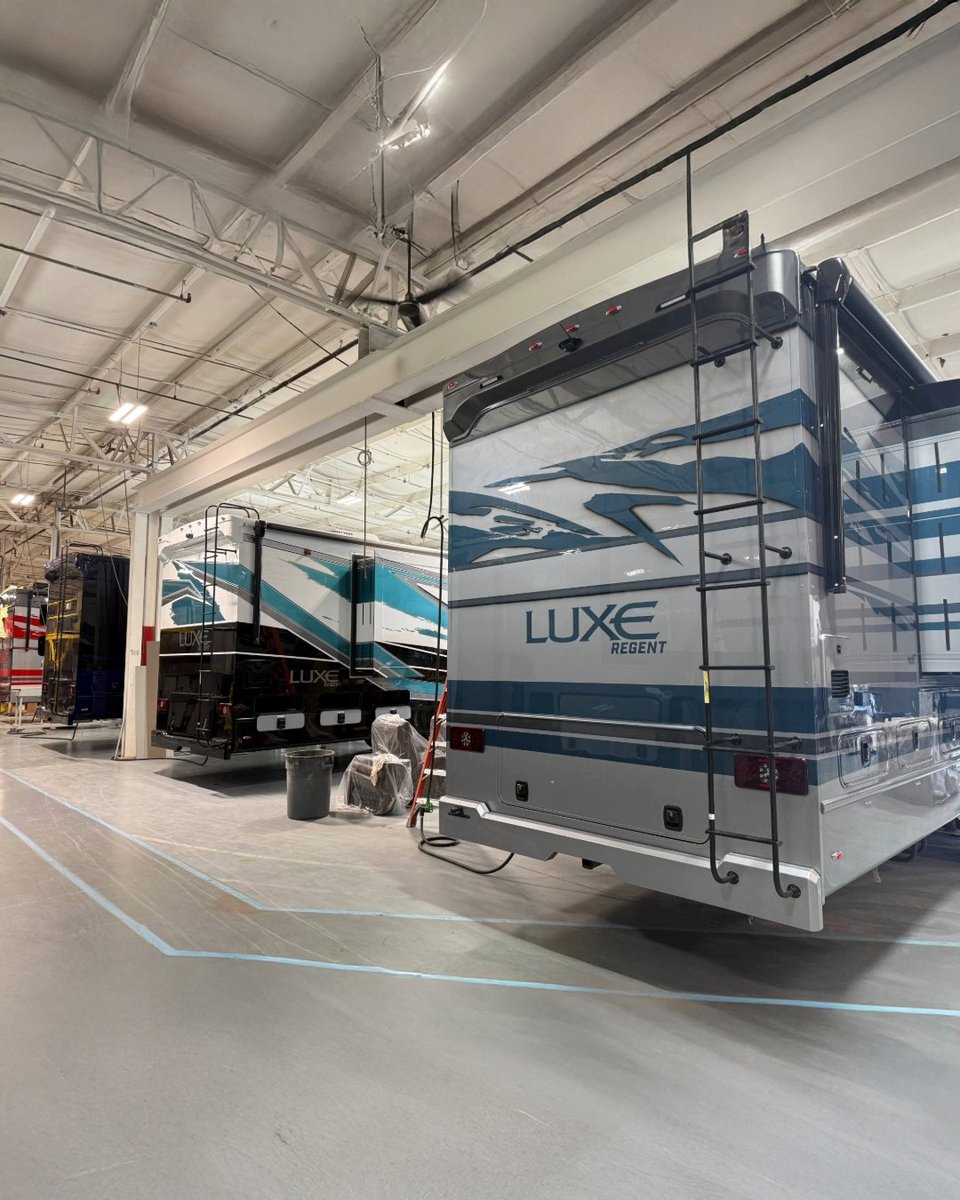 Luxefifthwheel's tweet photo. Built to turn heads. Designed to leave standards behind. #LuxeFifthWheels #RegentConfidence #LuxuryRV #RVLife #LuxuryOnWheels #RVLiving #HomeOnWheels #FifthWheelLife #GlampingDoneRight #RVGoals https://t.co/CBKzkETOki