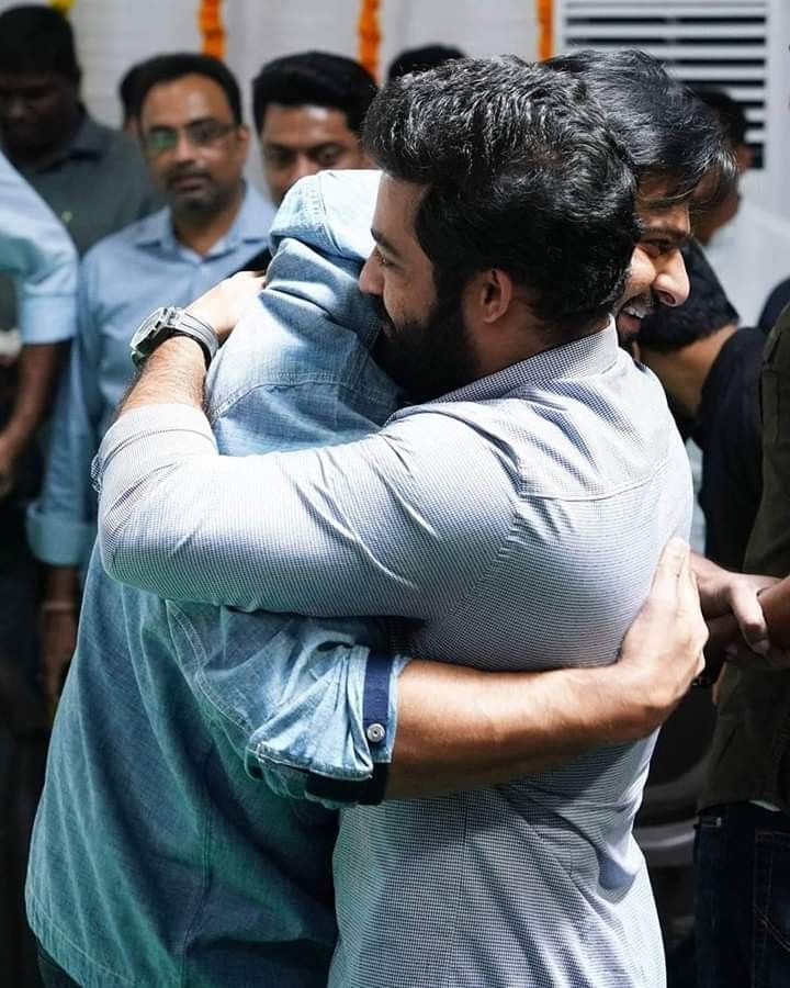 SivakishorePal7's tweet image. Ee twitter lo enni fan war lu
Ayyina banisatavam chinnappudu nundi naa ooha telisindi Mee iddariki aa banistavam chesa oopiri poye varaku meke banisatvam chesta inka❤️❤️💎🥹😍🫂🫂
#JrNTR𓃵 anna
#Prabhas𓃵 anna
#RajaSaab 
#War2