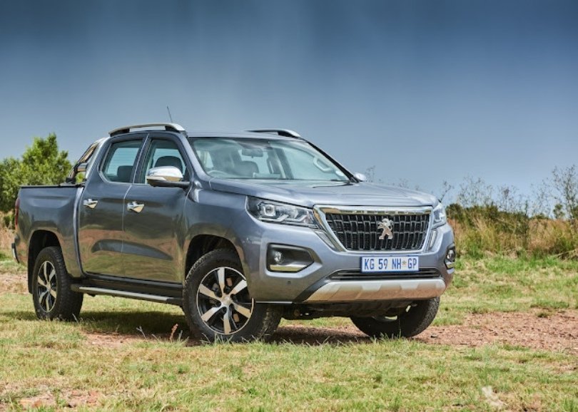 ThobaSeluleko's tweet image. This two Bakkies are becoming more popular in my town I don't know why🤔🤔