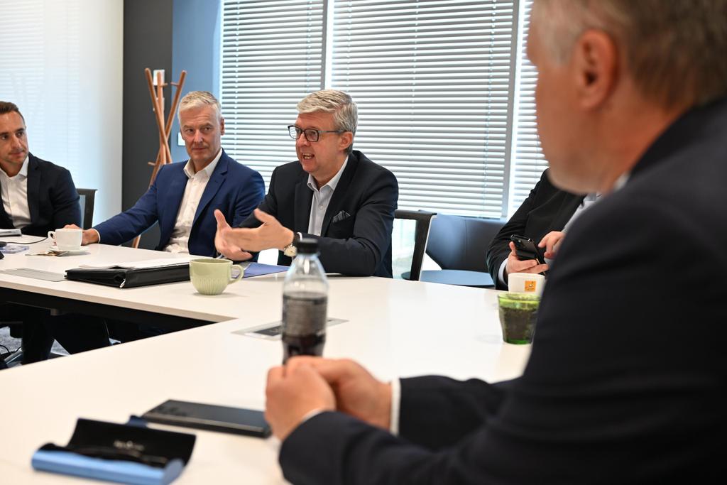 KarelHavlicek_'s tweet image. Moc mě těší, že nejvýznamnější inovativní US firmy v ČR jsou velkými podporovateli mojí ekonomické vize Česka, založené na R&amp;amp;D. Dnes jsem šéfům deseti korporací představil v sídle Honeywell hlavní parametry naší hospodářské strategie a vyslechl jejich náměty. Díky za  podporu.