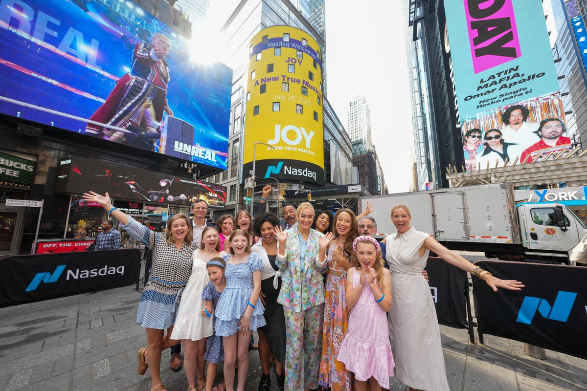 NasdaqExchange's tweet image. 🔅 Here’s to more JOY!
🎤 JOY: A New True Musical is based on entrepreneur Joy Mangano, the inventor of the Miracle Mop—it’s running until August 17.
🔔 Tony Award Nominee Betsy Wolfe is ringing the @NasdaqExchange Opening Bell to celebrate!