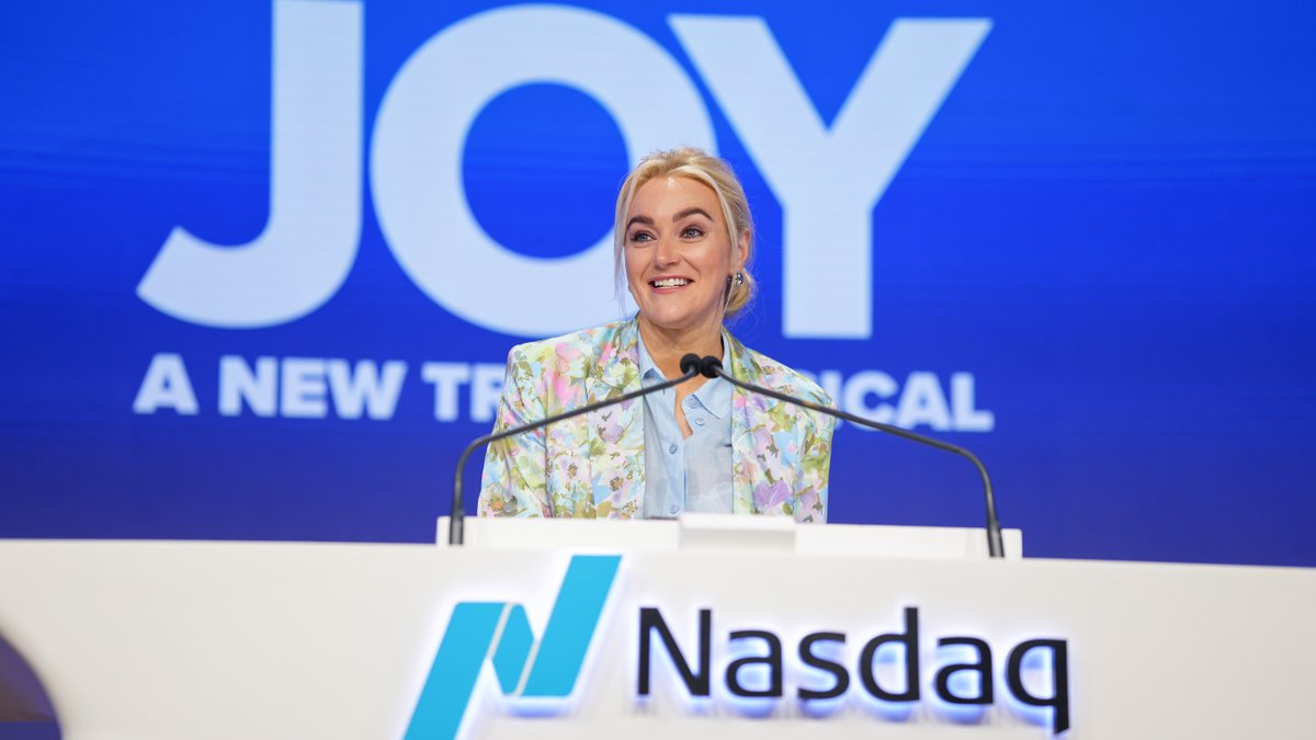 NasdaqExchange's tweet image. 🔅 Here’s to more JOY!
🎤 JOY: A New True Musical is based on entrepreneur Joy Mangano, the inventor of the Miracle Mop—it’s running until August 17.
🔔 Tony Award Nominee Betsy Wolfe is ringing the @NasdaqExchange Opening Bell to celebrate!