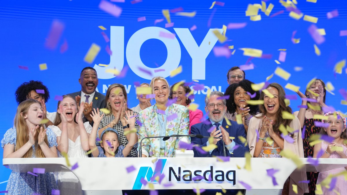 NasdaqExchange's tweet image. 🔅 Here’s to more JOY!
🎤 JOY: A New True Musical is based on entrepreneur Joy Mangano, the inventor of the Miracle Mop—it’s running until August 17.
🔔 Tony Award Nominee Betsy Wolfe is ringing the @NasdaqExchange Opening Bell to celebrate!
