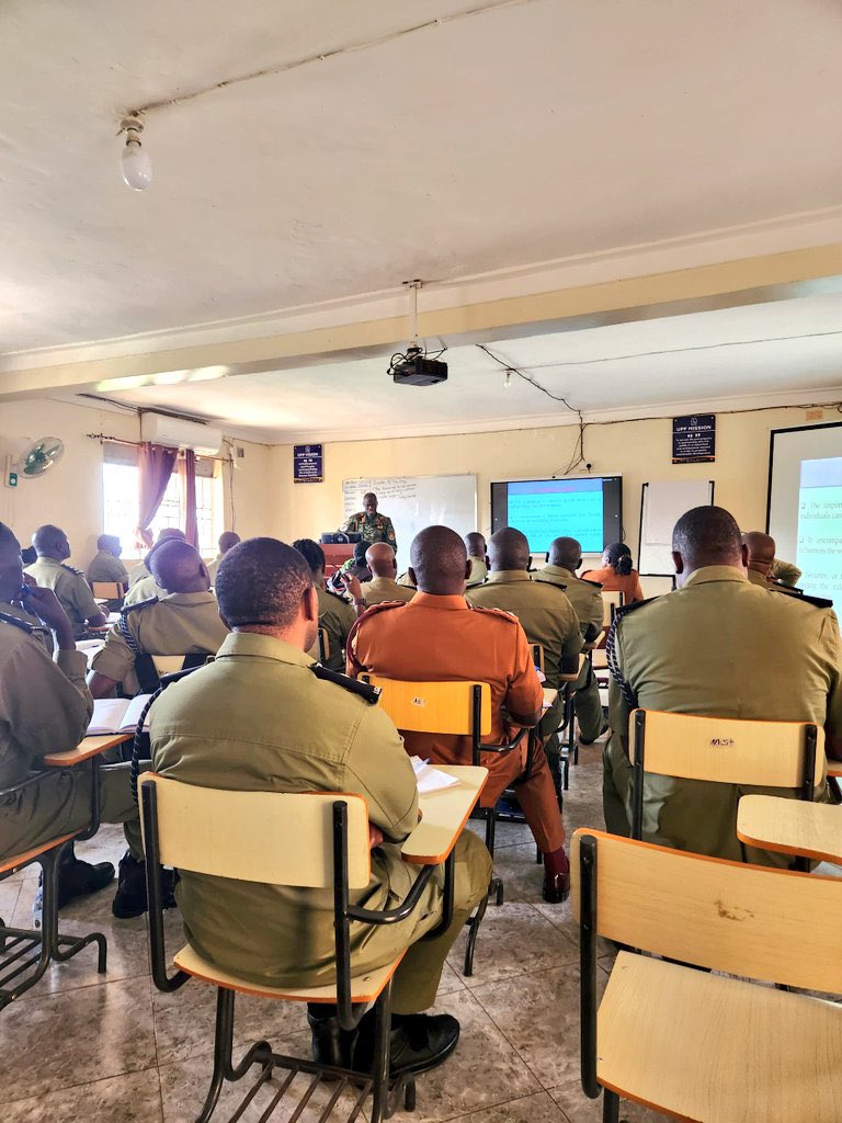 NabaasaWyclif1's tweet image. Brig. Gen. Alex Opolot Olupot, the Commandant of the National Defence College - Uganda, yesterday delivered a lecture to the Senior Command and Staff Course intake 008/2024-2025.
Representing the Chief of Defence Forces, he emphasized the importance of promoting unity of purpose
