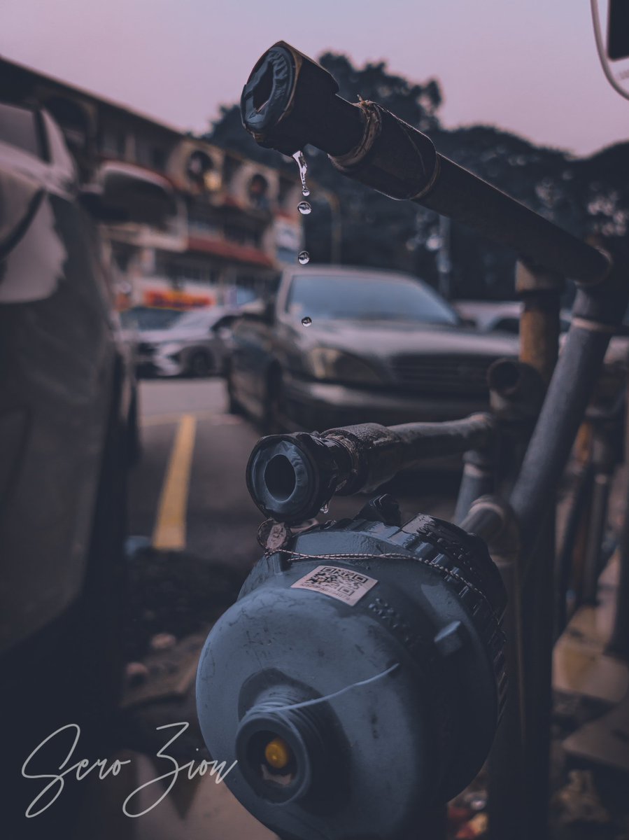 FallenKelvin's tweet photo. #WaterLeak
#LeakyPipe
#WaterWaste
#DrippingWater
#WaterMeter
#UrbanDetail
#StreetPhotography
#EverydayObjects
#WaterConservation
#Infrastructure
#OutdoorPhotography
#BlueMeter
#CityLife
#WaterLoss https://t.co/yTpmcZnHoE