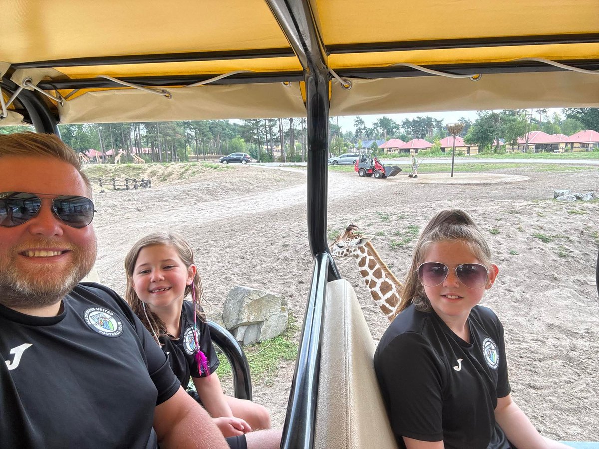 BlackburnUtdCSC's tweet image. 🚐🦒 Entry 4 in our photo comp and it’s Safari style in the Netherlands!
U12 Whites coach Brian, player Sophie &amp;amp; Rebecca from our Soccer School spotted a very tall fan on their holiday 🇳🇱

Keep them coming!!

#UnitedOnTour #SummerFun #WearYourTopWithPride #OneClubOneCommunity…