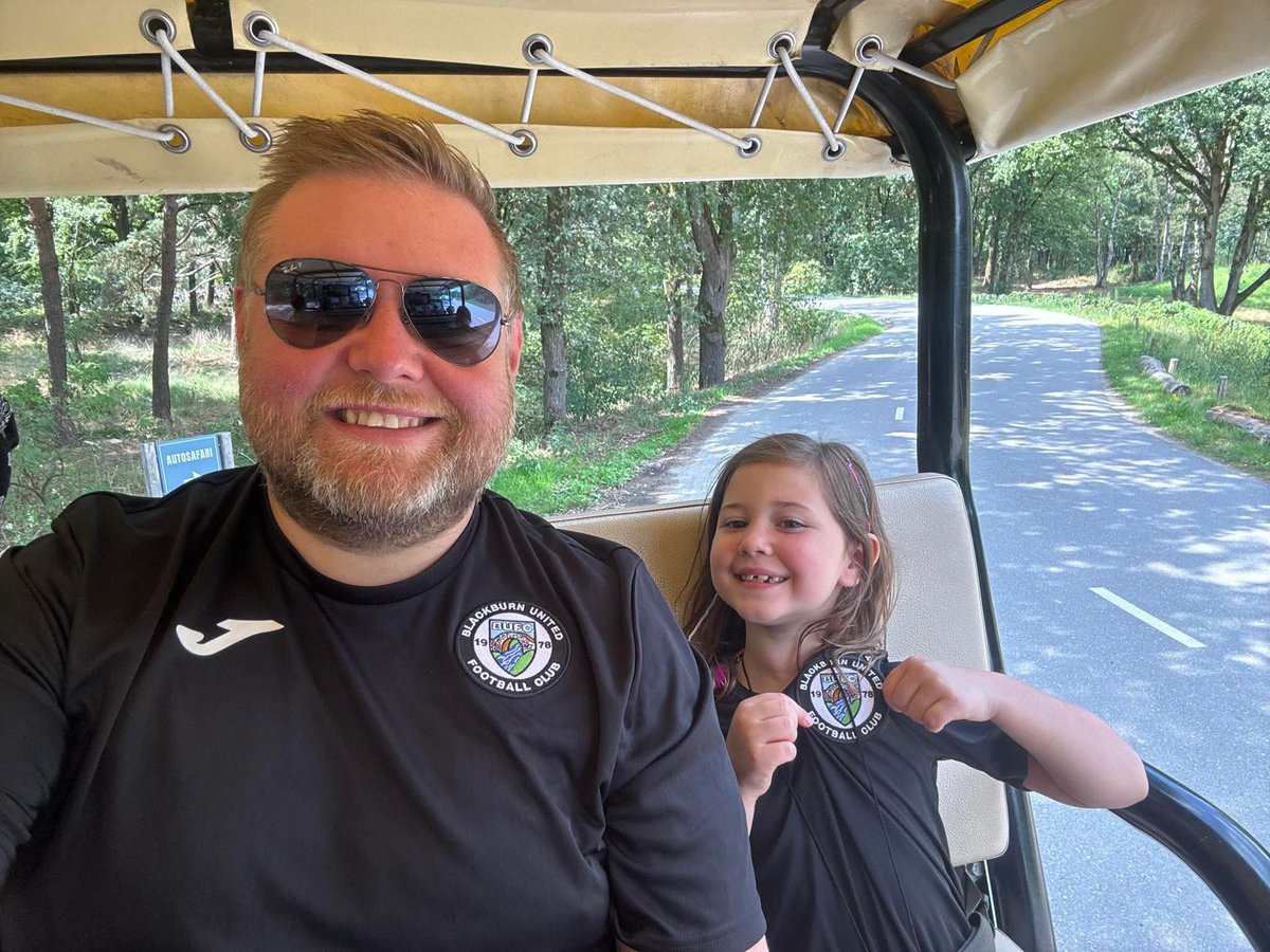 BlackburnUtdCSC's tweet image. 🚐🦒 Entry 4 in our photo comp and it’s Safari style in the Netherlands!
U12 Whites coach Brian, player Sophie &amp;amp; Rebecca from our Soccer School spotted a very tall fan on their holiday 🇳🇱

Keep them coming!!

#UnitedOnTour #SummerFun #WearYourTopWithPride #OneClubOneCommunity…
