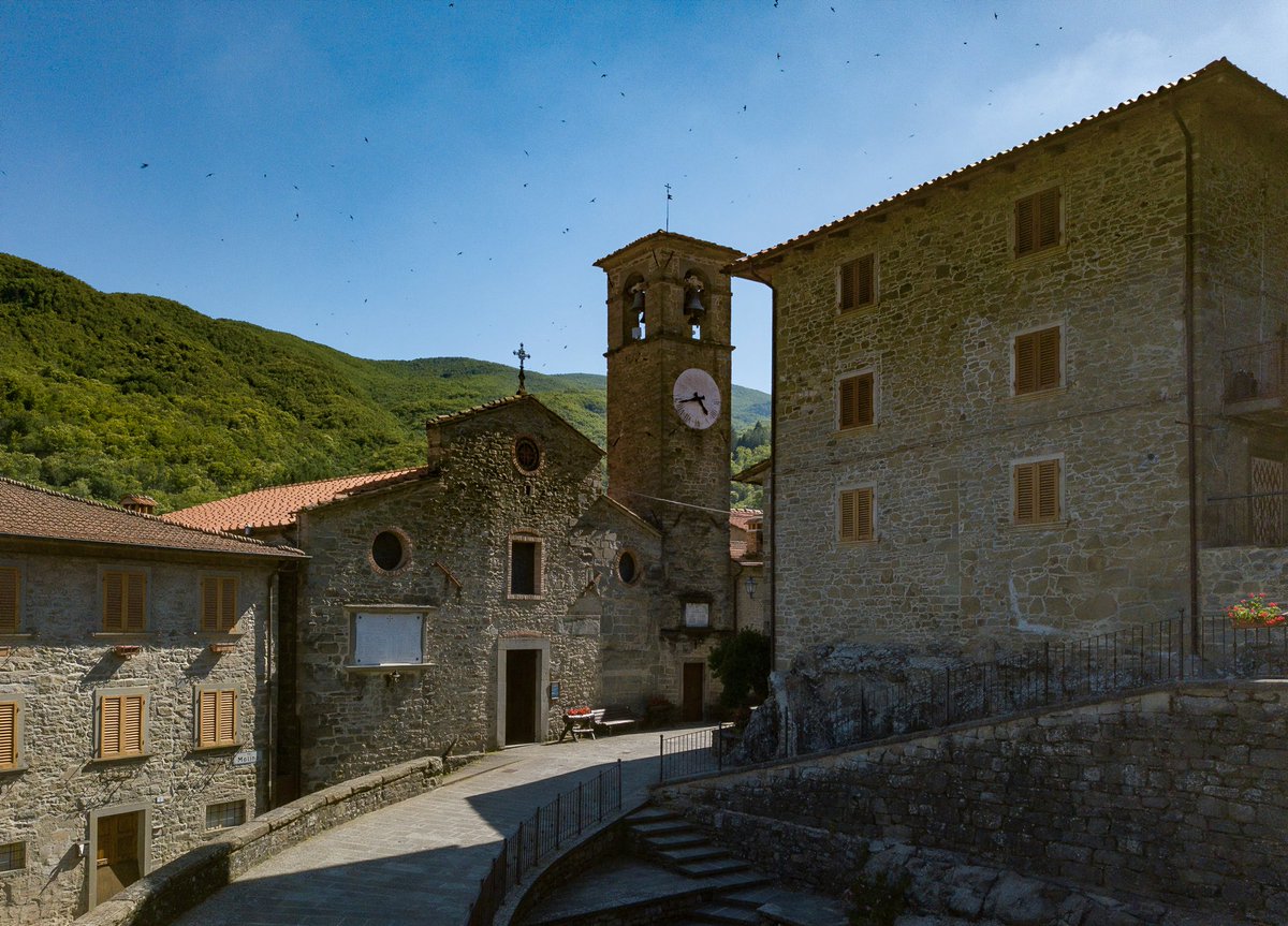 PetrelliFlavia's tweet photo. Borghi d'Italia:#Raggiolo in provincia di Arezzo 🌝 https://t.co/peGwNG1B80