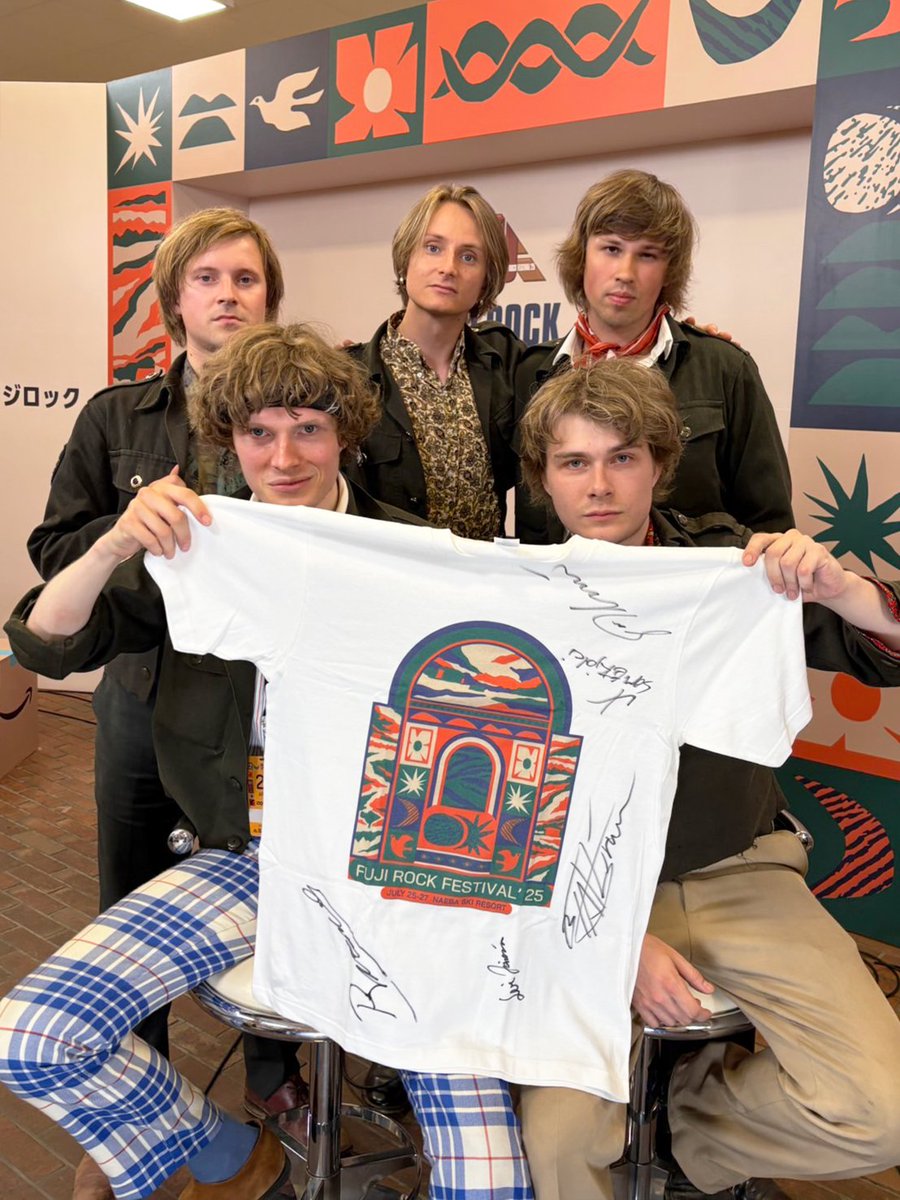 amazonmusicjp's tweet photo. ＼つい先ほどサインをもらいました！／
#US の直筆サイン入り #フジロック 公式Amazon限定カラーTシャツは写真をチェック🎁
こちらのTシャツを抽選で1名様にプレゼント👕

▼応募期間
～7/31(木)23:59

▼規約はこちら
https://t.co/XmB97xEoma

@fujirock_jp @usbandofficial https://t.co/xpp0mSRaSU