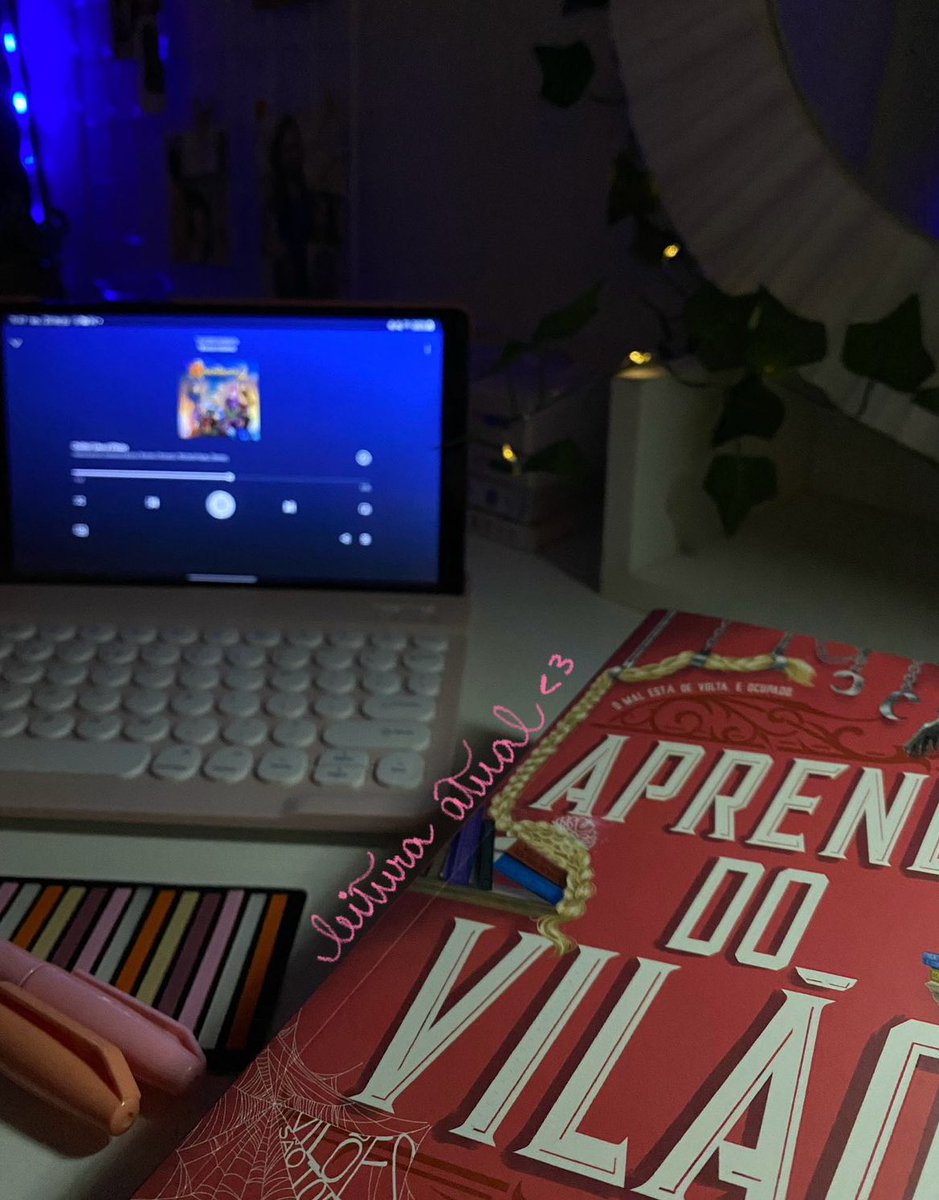 delicatereads's tweet image. leitura atual + chilling like a villain &amp;lt;3