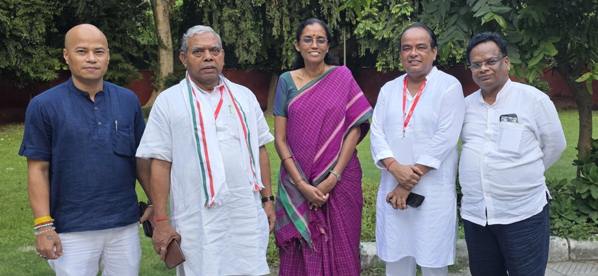 IrfanAnsariMLA's tweet image. Had the pleasure of meeting Ms.@jothims , Hon’ble MP (INC) from Tamil Nadu, along with JPCC President @MahtoKeshavINC ji, AICC Deputy In-Charge for Jharkhand @sirivellaprasad ji, and senior INC leader from Assam Shri Subratto Bora ji.
We enjoyed a heartfelt conversation over a…
