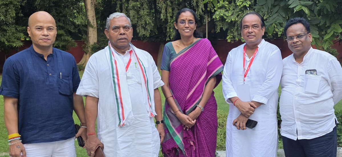 IrfanAnsariMLA's tweet image. Had the pleasure of meeting Ms.@jothims , Hon’ble MP (INC) from Tamil Nadu, along with JPCC President @MahtoKeshavINC ji, AICC Deputy In-Charge for Jharkhand @sirivellaprasad ji, and senior INC leader from Assam Shri Subratto Bora ji.
We enjoyed a heartfelt conversation over a…