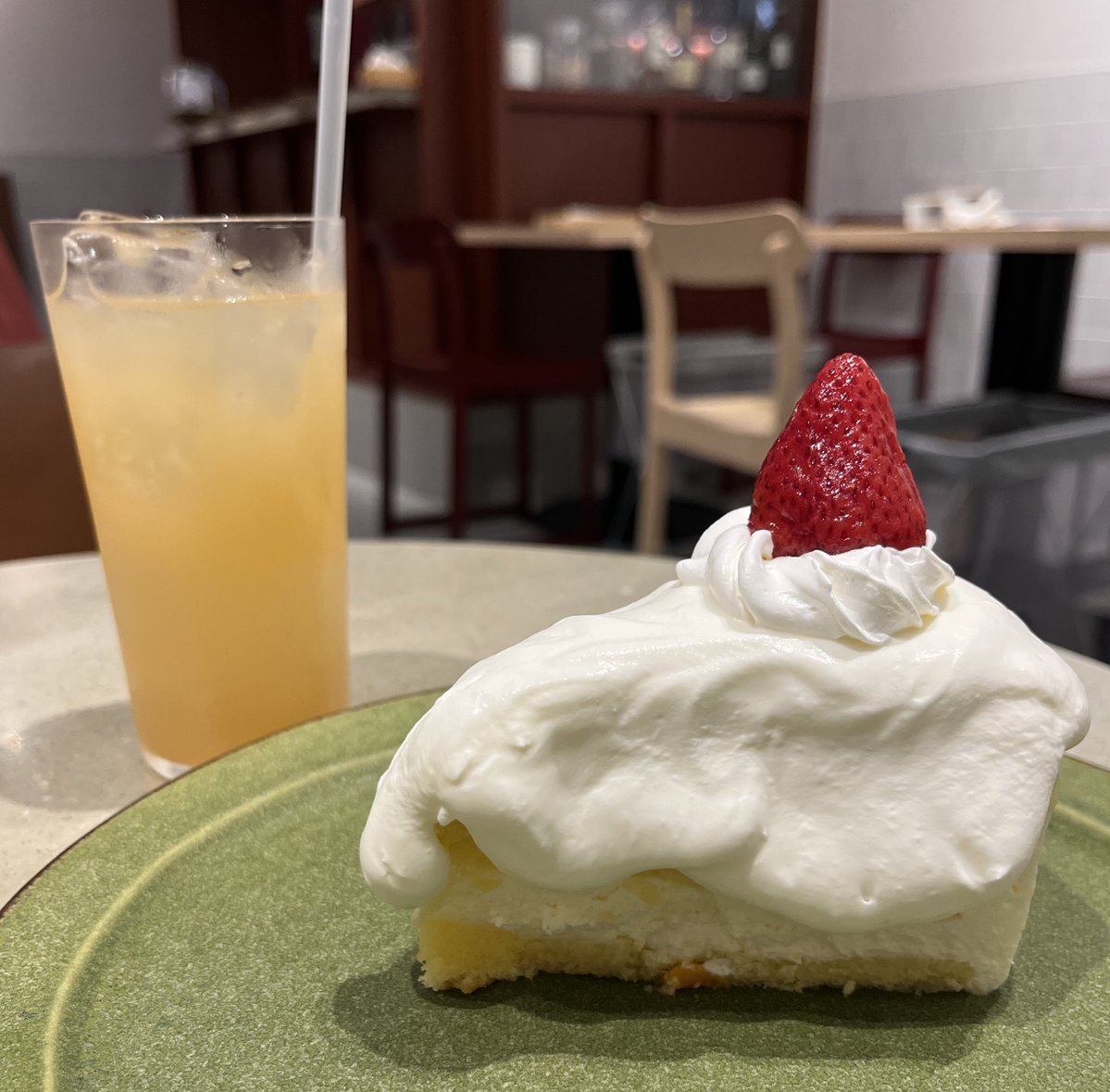 tottohoshi108's tweet image. 1週間ぶりに来てみたけれど正吉はいなかった😢
腹いせにコラボカフェ!笑
背徳のお味🍰🤤
でもさっぱりしててペロリだった😋
近くにこのケーキ売ってほしい👀✨