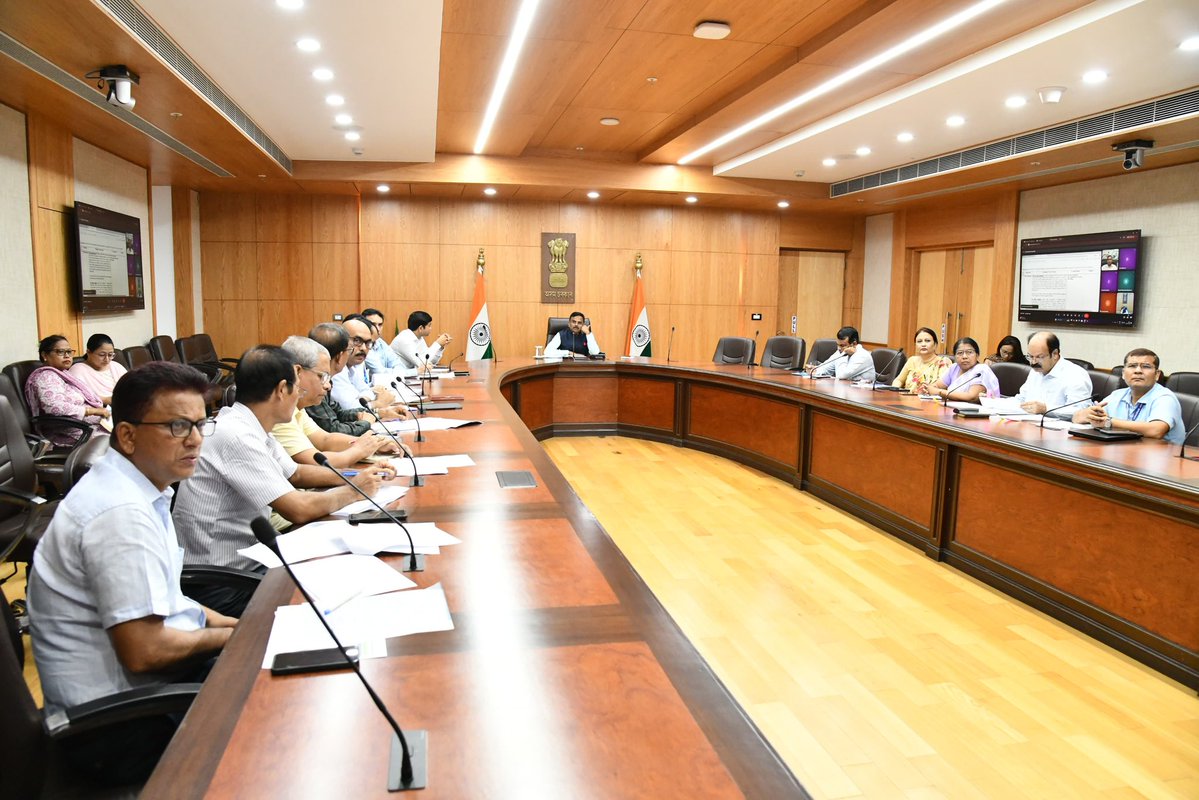 CSAssam_'s tweet image. A hybrid-mode review meeting was convened with the District Commissioners of Cachar, Hailakandi, and Sribhumi to assess the progress of various developmental initiatives in the Barak Valley region.
Recognising the strategic significance of the region-particularly Sribhumi, which…