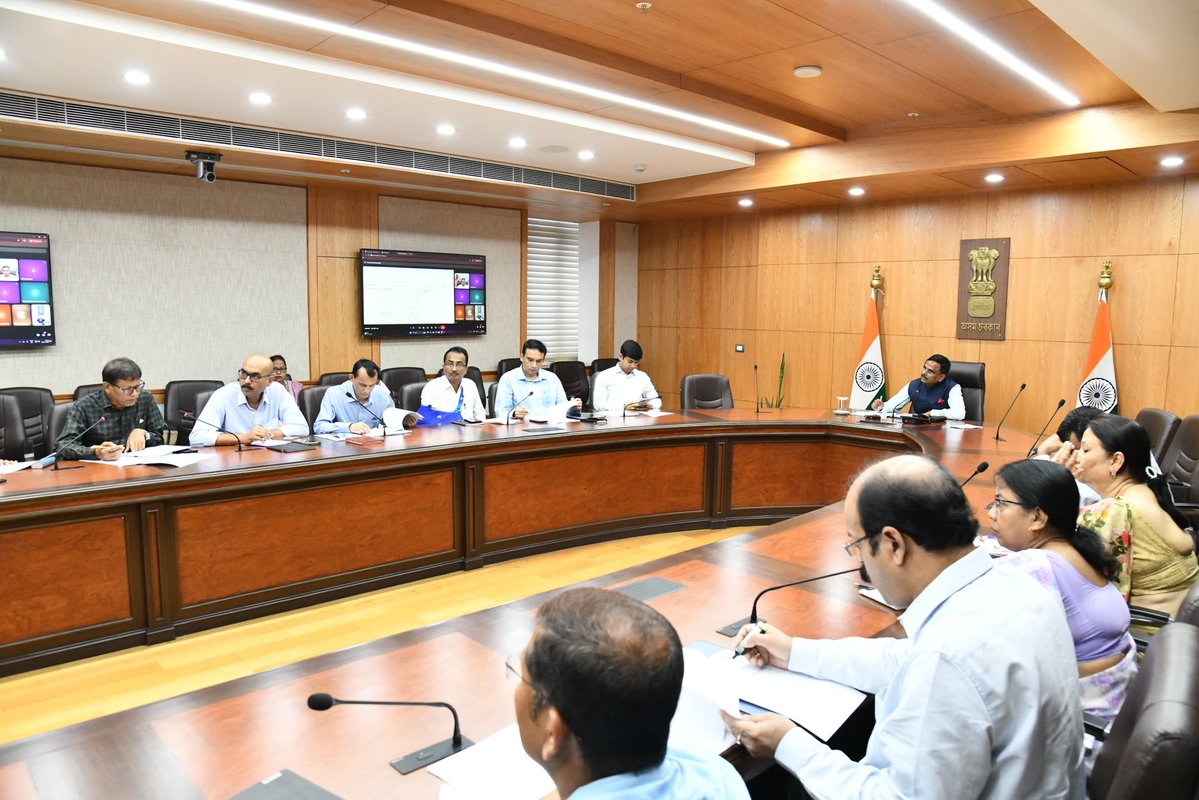 CSAssam_'s tweet image. A hybrid-mode review meeting was convened with the District Commissioners of Cachar, Hailakandi, and Sribhumi to assess the progress of various developmental initiatives in the Barak Valley region.
Recognising the strategic significance of the region-particularly Sribhumi, which…
