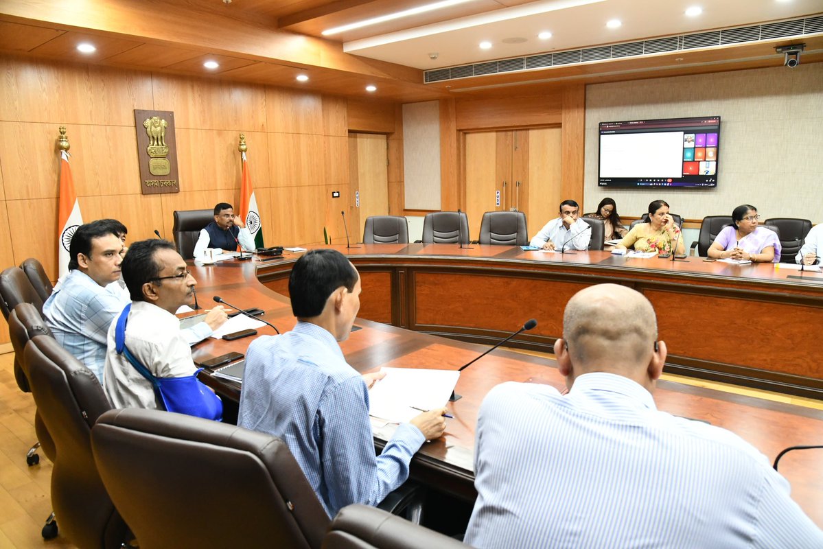 CSAssam_'s tweet image. A hybrid-mode review meeting was convened with the District Commissioners of Cachar, Hailakandi, and Sribhumi to assess the progress of various developmental initiatives in the Barak Valley region.
Recognising the strategic significance of the region-particularly Sribhumi, which…