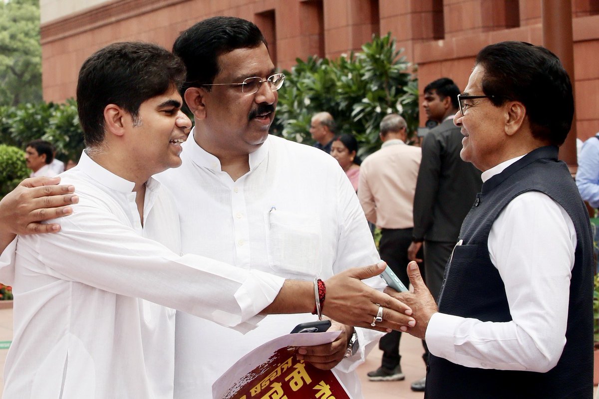 akshayyadavmp's tweet image. आज संसद परिसर में, SIR के नाम पर हो रही वोट चोरी के खिलाफ समाजवादी पार्टी के माननीय सांसदों के साथ और INDIA गठबंधन के साथियों संग विरोध दर्ज कर साफ़ संदेश दिया। हम मताधिकार छीनने की कोशिश और संविधान विरोधी शक्तियों के मंसूबे को कभी कामयाब नहीं होने देंगे।
📍संसद परिसर, दिल्ली