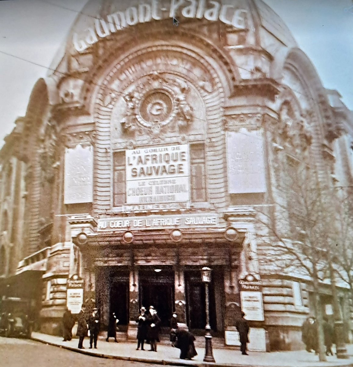 📷 Au Cœur de l'Afrique Sauvage au Gaumont-Palace, 1 rue Caulaincourt 
1922. Paris 18e Cinéma