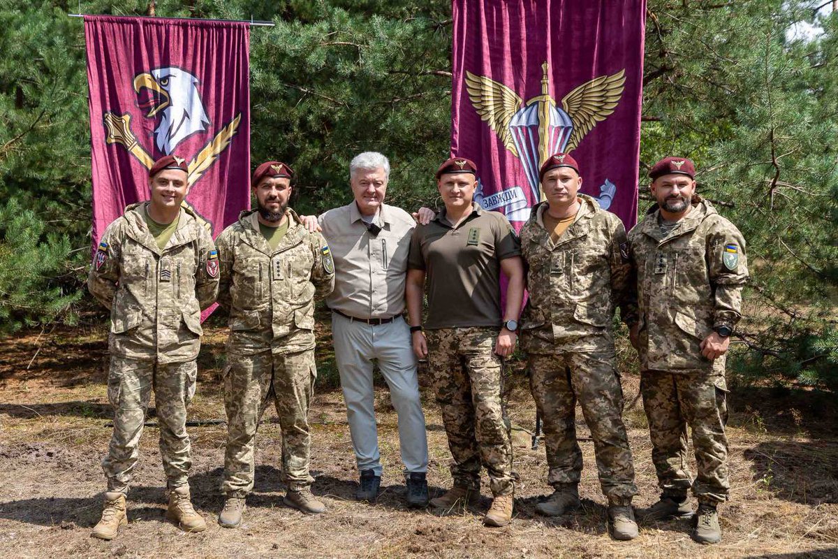 kit_ess's tweet image. 🛡Укріплення оборони — справа, яка не почекає до завтра. Тому Петро Порошенко разом з командою уже сьогодні вирушили з вантажем техніки для посилення підрозділів десантно-штурмових військ!