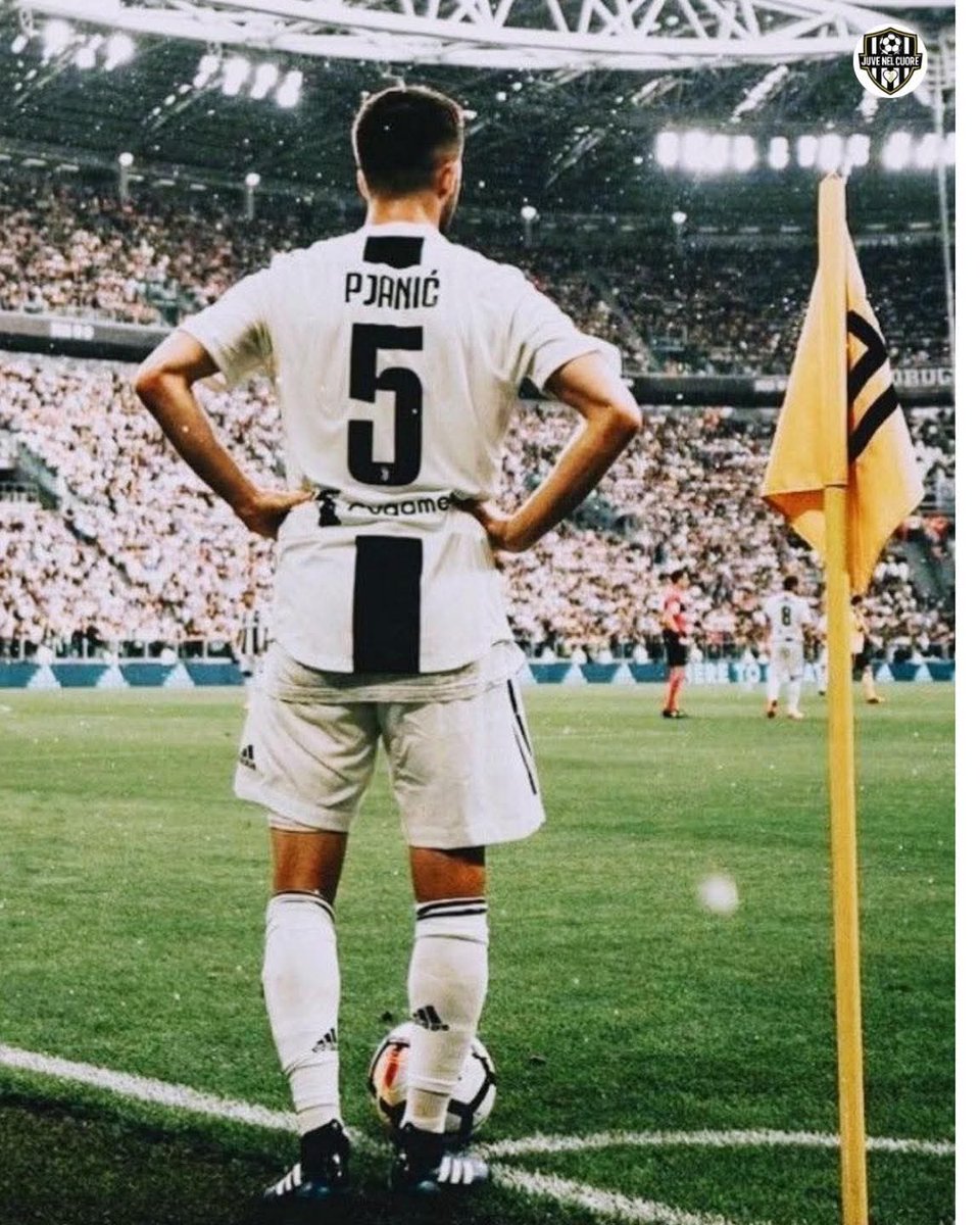 RobertoDil10970's tweet image. Il direttore d’orchestra a centrocampo.
Miralem Pjanić! 🤍🖤