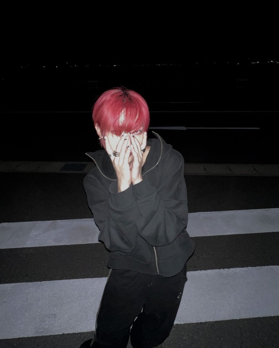 ⊹ burning red

#LUNÉSelcaDay #andTEAM_NICHOLAS <a href="/andTEAM_members/">&TEAM</a> #LUNÉJidoriDay ♡