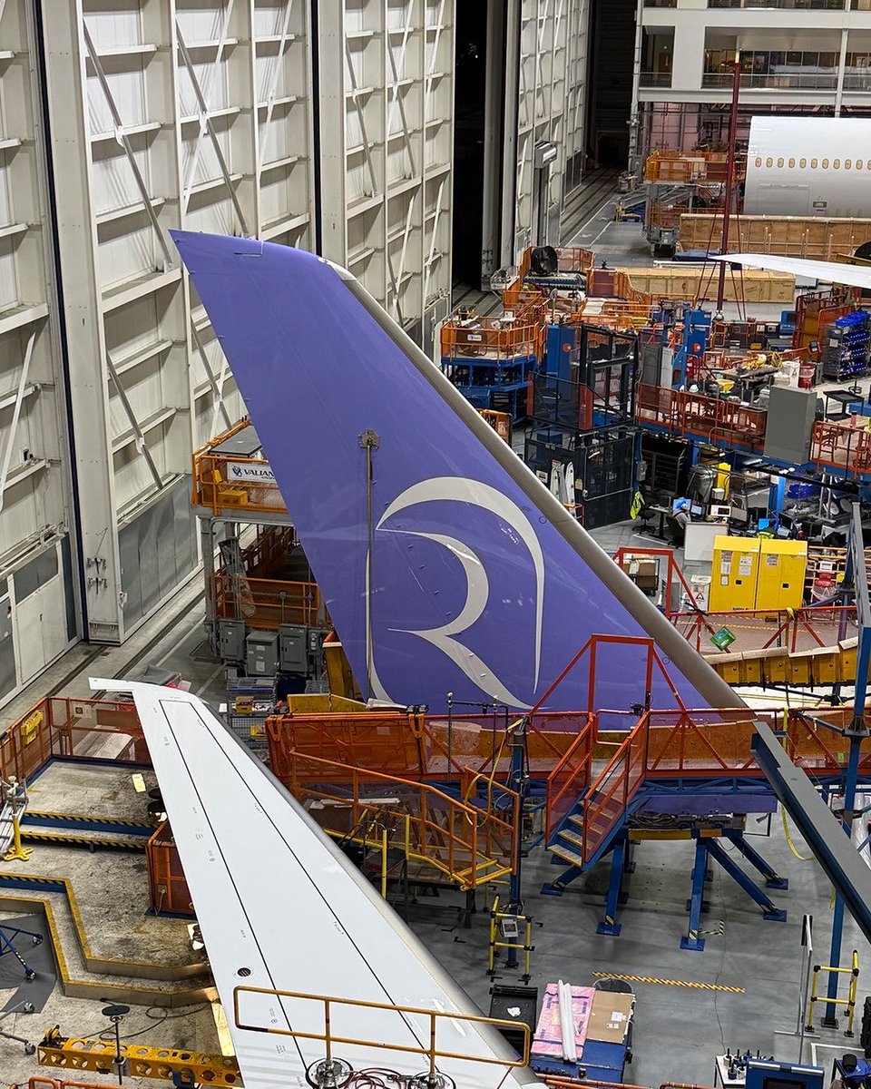 MadeinSaudi's tweet image. لقطات من داخل مصنع @BoeingAirplanes بالولايات المتحدة تُظهر اقتراب اكتمال إحدى طائرات @RiyadhAir من طراز 787-9 Dreamliner ✈️:
• واحدة من أصل طلبية ضخمة تشمل 72 طائرة
• ضمن أكبر 5 صفقات طائرات في تاريخ بوينج بقيمة تقديرية تتجاوز 35 مليار دولار
• بدء التشغيل المرتقب…