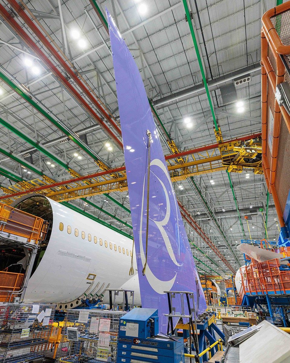 MadeinSaudi's tweet image. لقطات من داخل مصنع @BoeingAirplanes بالولايات المتحدة تُظهر اقتراب اكتمال إحدى طائرات @RiyadhAir من طراز 787-9 Dreamliner ✈️:
• واحدة من أصل طلبية ضخمة تشمل 72 طائرة
• ضمن أكبر 5 صفقات طائرات في تاريخ بوينج بقيمة تقديرية تتجاوز 35 مليار دولار
• بدء التشغيل المرتقب…