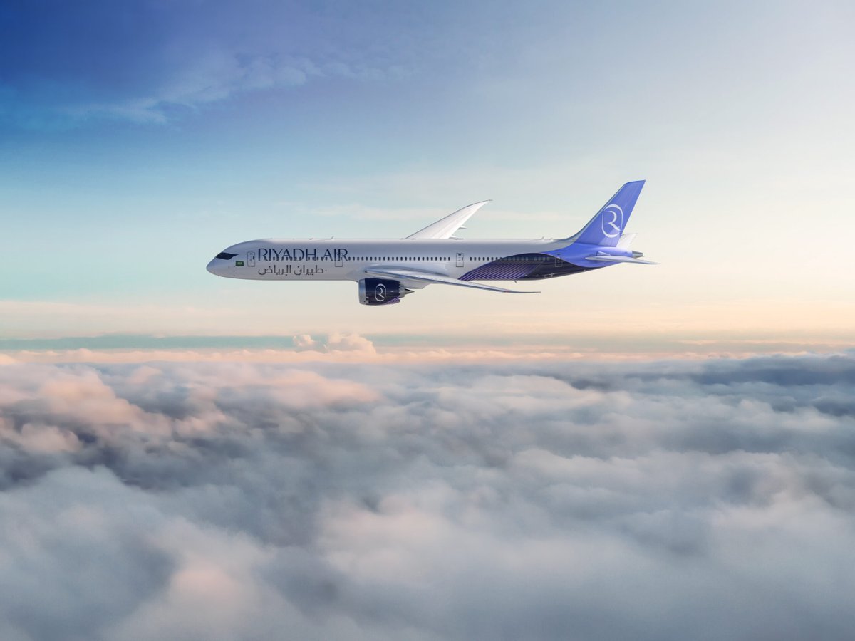 MadeinSaudi's tweet image. لقطات من داخل مصنع @BoeingAirplanes بالولايات المتحدة تُظهر اقتراب اكتمال إحدى طائرات @RiyadhAir من طراز 787-9 Dreamliner ✈️:
• واحدة من أصل طلبية ضخمة تشمل 72 طائرة
• ضمن أكبر 5 صفقات طائرات في تاريخ بوينج بقيمة تقديرية تتجاوز 35 مليار دولار
• بدء التشغيل المرتقب…