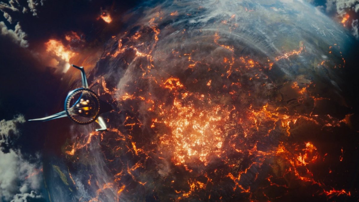 SullyStreams's tweet image. What resonated with me the most about #FantasticFour is just how much the film embraces that bizarre and goofy comic book DNA. There are a few sequences and plot points crammed in that are so bonkers that I was ready to levitate out of my damn chair...