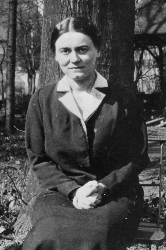 «El pensador que se atiene al conocimiento natural retrocede cada vez ante el salto que franquearía el abismo». 

Edith Stein, al profundizar eso de «franquear el abismo», me (o nos) remueve una nostalgia de misterio y espiritualidad humana latente impresionante.
