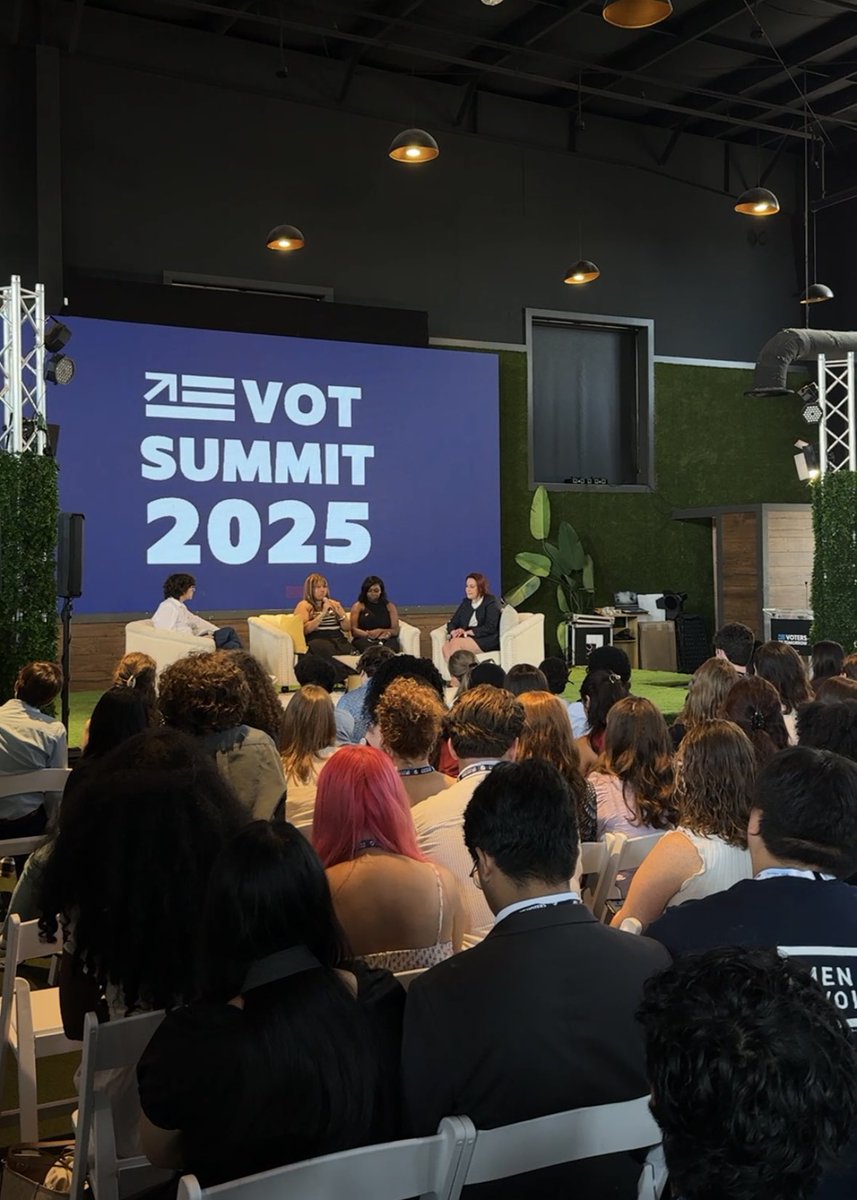 VotersTomorrow's tweet image. Starting off our first session, speakers from @StudentsDemand, @ClimatePower, Voters of Tomorrow and @GrassrootsDemHQ spoke powerfully on our generation’s priorities to a sea of young people ready to take action.