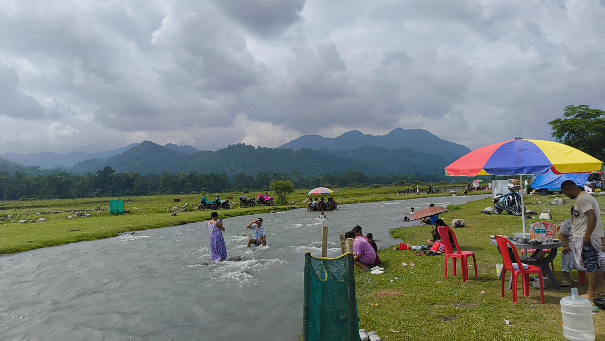 dibarijit's tweet image. Saralpara – Nature’s Chill Zone
At the Bhutan border’s edge in Sikhna Jwhwlao NP, #Saralpara offers a rare cross-border cooling dip in the icy Saralbhanga River.
No electricity. Just mountains, laughter & Himalayan waters.
Visitors must leave by 6 PM
#Bodoland #Assam