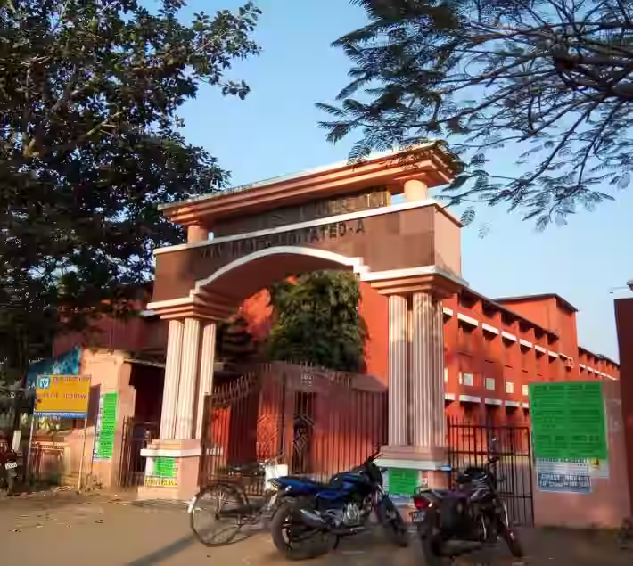 ArgusNews_in's tweet photo. #Puri: Two students injured after a clash at Puri’s Samanta Chandra Sekhar Autonomous College over entry of non-students into campus. Tension flared after students protested; FIR lodged at Town Police Station.

#Odisha #SCSCollege #Puri #Students 

(File Photo) https://t.co/P5tkBS1XoT