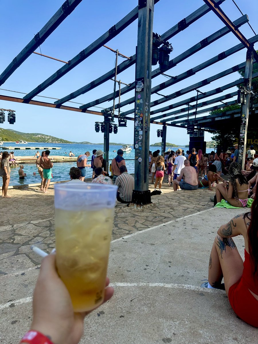 tiffffff_'s tweet image. walked from bnb, thru security, to the furthest stage and have a tequila redbull n cig in hand .. all within 15 min. the US could n e v e r