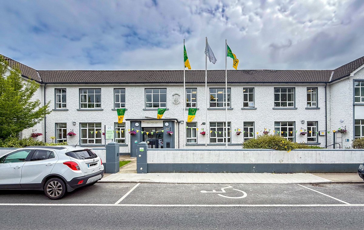 DonegalETB's tweet photo. Our Administrative Offices are All-Ireland Final ready! 
#WeAreDonegalETB #DonegalItsInOurDNA #DonegalGAA #UpDonegal https://t.co/lXMnd2mTe7