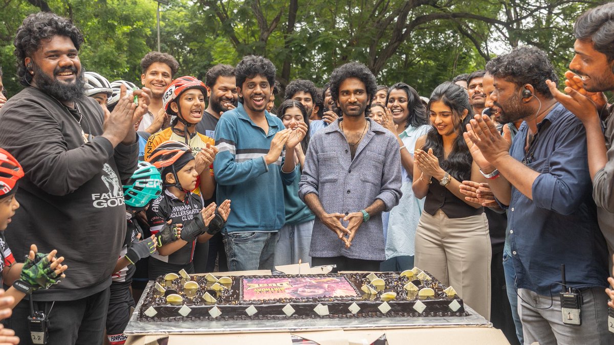 prosathish's tweet image. Special celebrations for the sensational talent 💥💥
Team #DUDE celebrated the birthday of @pradeeponelife on sets 🥳🎂
#Dude in cinemas this Diwali ✨
⭐ing 'The Sensational' @pradeeponelife
🎬 Written and directed by @Keerthiswaran_
A @SaiAbhyankkar musical
Produced by…