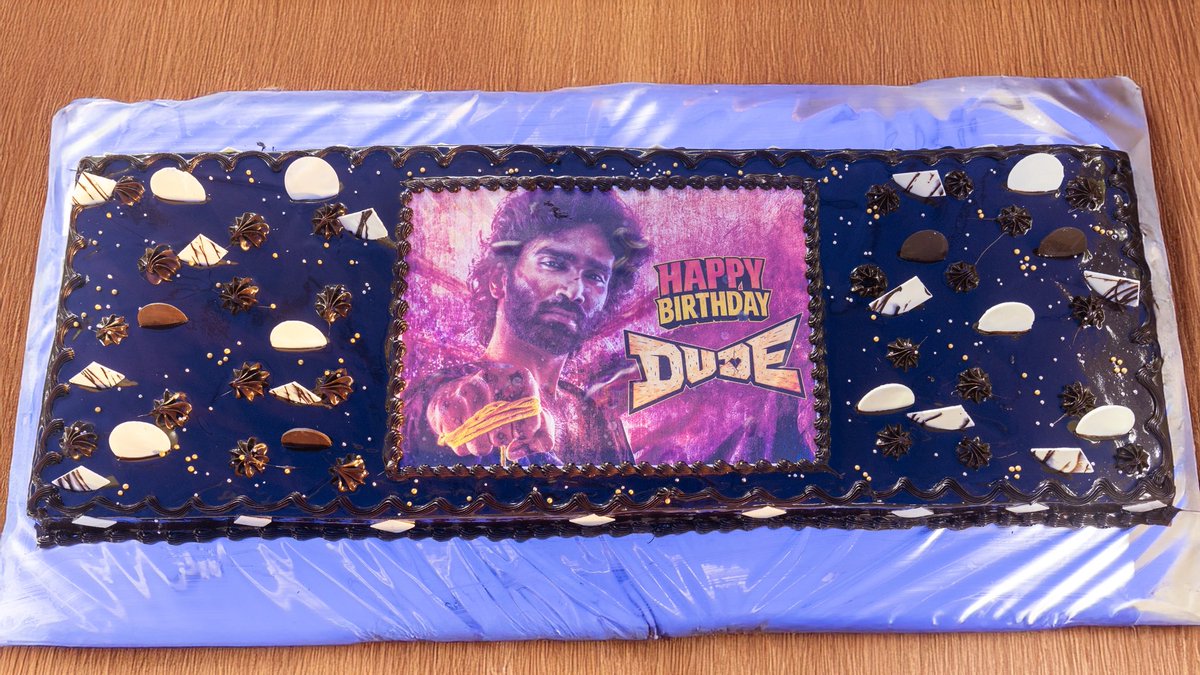 prosathish's tweet image. Special celebrations for the sensational talent 💥💥
Team #DUDE celebrated the birthday of @pradeeponelife on sets 🥳🎂
#Dude in cinemas this Diwali ✨
⭐ing 'The Sensational' @pradeeponelife
🎬 Written and directed by @Keerthiswaran_
A @SaiAbhyankkar musical
Produced by…