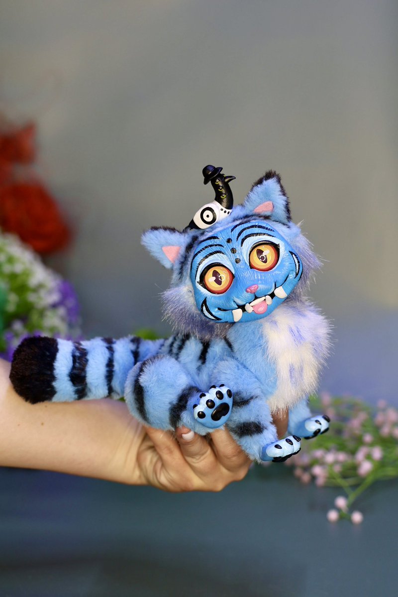 Sigida_plushies's tweet image. Tiger Derpy is ready and available on my Etsy
etsy.com/listing/434114…
Size is about 16 cm, legs and head are movable. Also note that the tiger has a raven in a hat on his head, just like in the cartoon. Commissions are open!