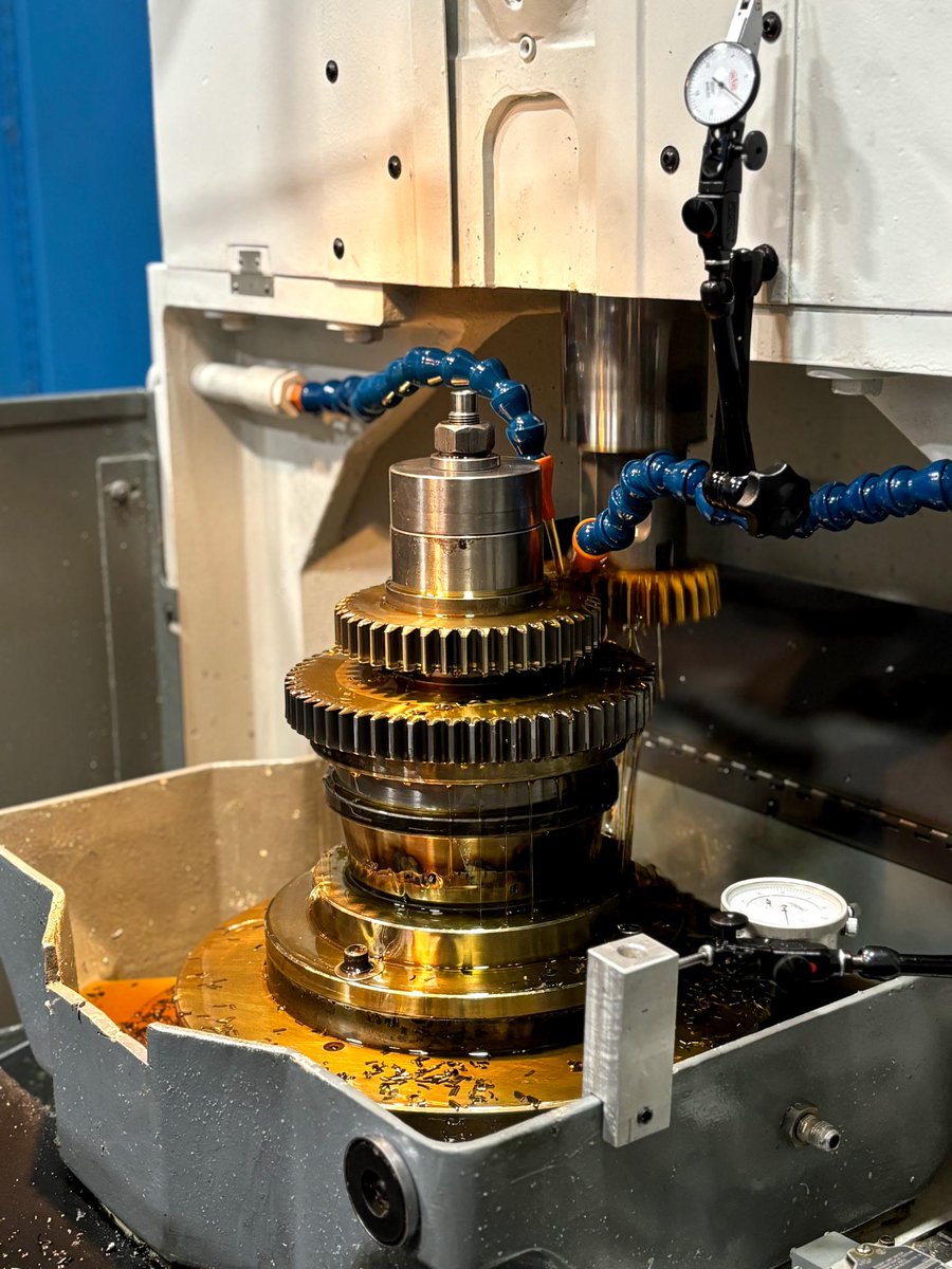 __el__toro__'s tweet image. In honor of my father, who is in surgery right now, here is the last job he sent to me:

Metric cluster gear
3.5 module
Cut on a Fellows 10-2 shaper