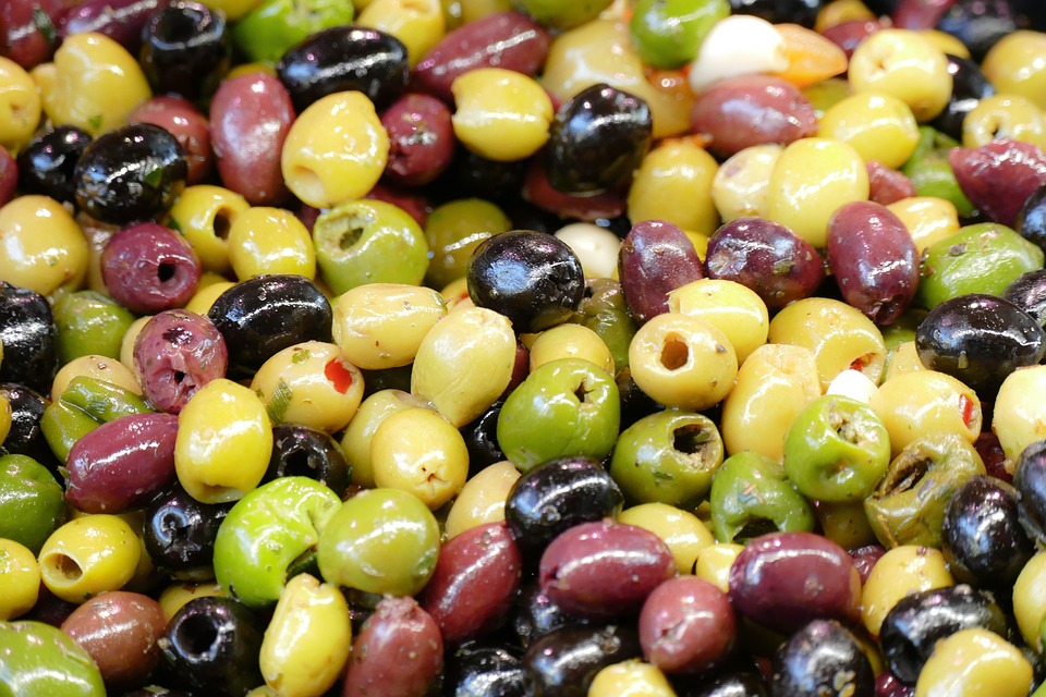 JanBaynham's tweet image. #TheSilentSister
11 days to go - 'Cassia remembered being taken to watch the same process when she was a child, mesmerised as Eléni and Maia were now. Everything was done by hand, washing + sieving the fruit to grinding the olives between two millstones.'
@JoffeBooks @ChocLituk