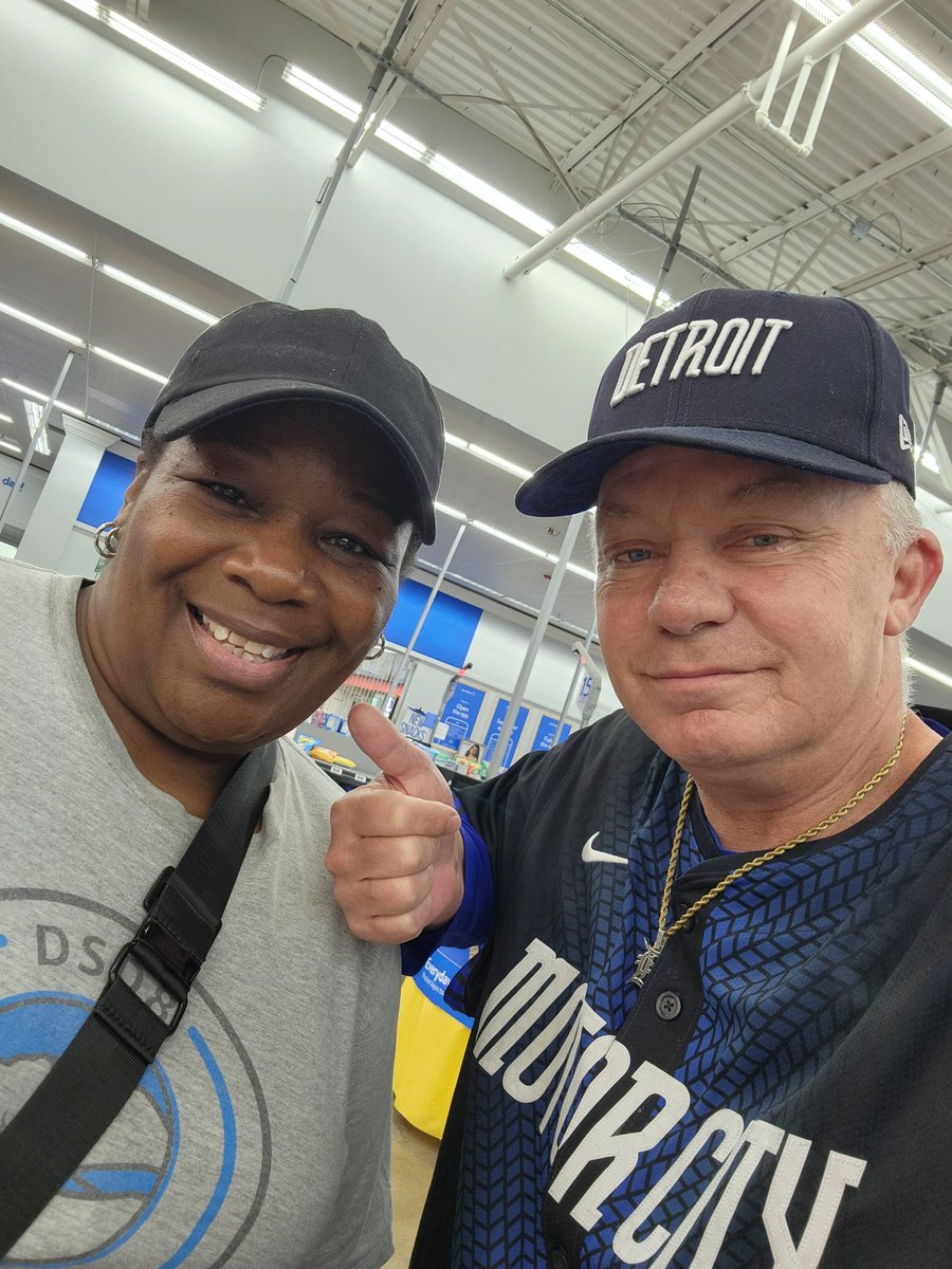 dclynick66's tweet image. A fellow Detroiter just introduced herself to me at a grocery store out here in Phoenix. It always makes my day when I meet up with people who are from the 313 like me. 馃憤