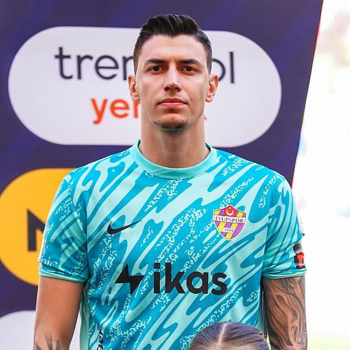 Eyüpspor Asbaşkanı Fatih Kulaksız: "Berke Özer için menajerler aracılığıyla bize hülleli bir teklif de getirildi. 

Fenerbahçe'nin %40 payı olduğu için bize açıktan para teklif ettiler. Bizim böyle bir şeyi kabul etmemiz mümkün değil."